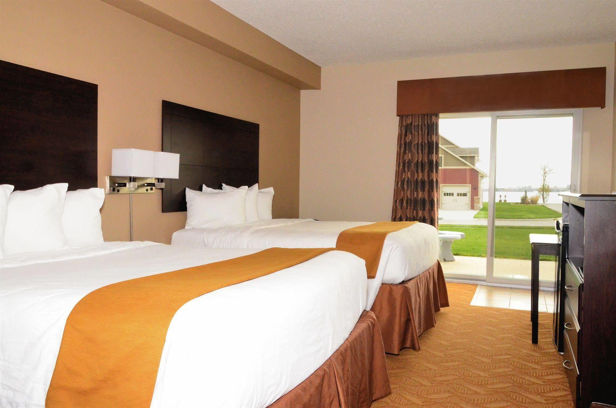 Cobblestone Inn & Suites - Lake View エクステリア 写真